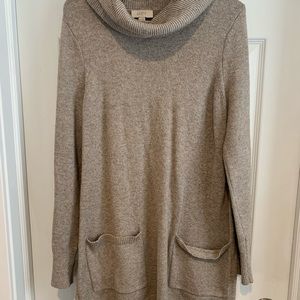 Longer sweater with 2 pockets.